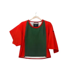 Camiseta vermelha com recorte verde no peito