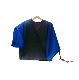 Blusa azul degradê com amarração